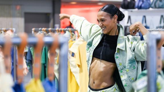 <p>ARCHIV - Model Sarai präsentiert Mode vom Label Miracle of Denim zur Modemesse Premium in Berlin. Der 2000er Look setzt sich wieder durch. Foto: Jens Kalaene/dpa</p> Model Sarai