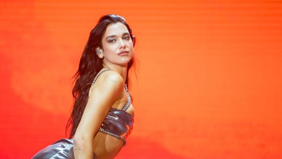 <p>ARCHIV - Die britische Sängerin Dua Lipa tritt beim Lovestream-Musikfestival in Bratislava auf. Ihr Outfit könnte aus den Nullerjahren stammen. Foto: Jaroslav Novák/TASR/dpa</p> Dua Lipa