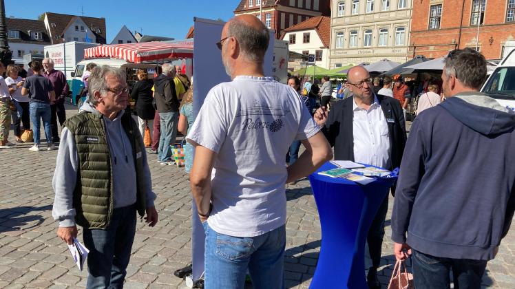 Eine gute Resonanz für die Sprechstunde auf dem Markt erhielten Bürgervorsteher Krafft-Erik Rohleder (li.) und Bürgermeister Rolf Apfeld (2.v.r.).