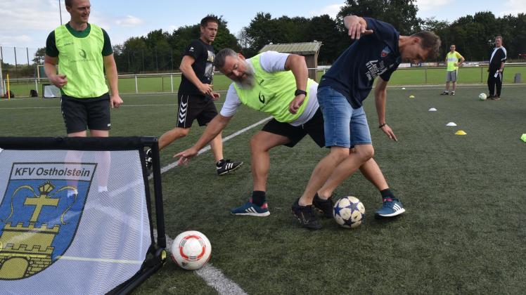 Im Spiel auf die transportablen Mini-Tore jagen die Erwachsenen sichtlich mit großem Spaß dem Fußball hinterher.