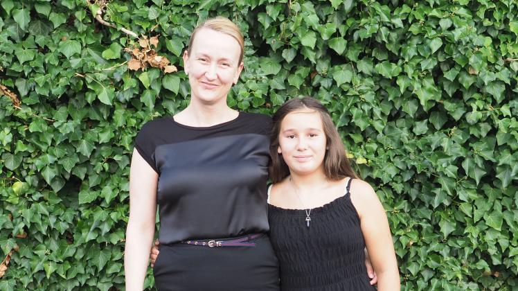 Dominique Hartmenn (45) und ihre elfjährige Tochter Lilli sind in die Feuerwehr Uetersen eingetreten. Sie wollen sich für das Wohl ihrer Mitmenschen einsetzen.