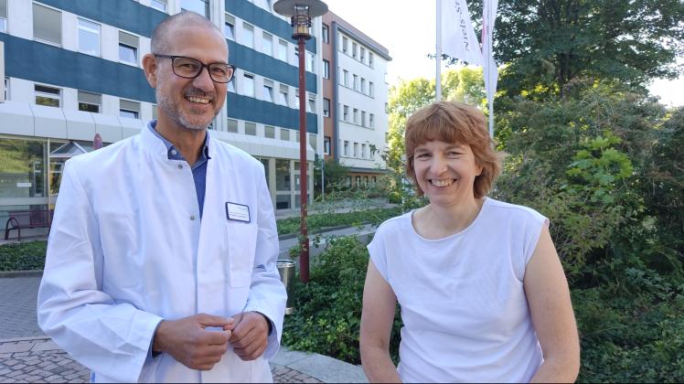 Kopfschmerzpatientin Anne Karger mit Stefan Lauer-Riffard, dem Chefarzt der Schmerztherapie im Osnabrücker Marienhospital.