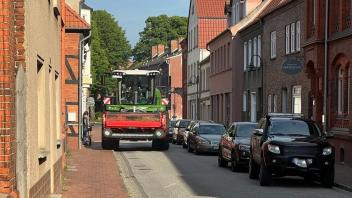 Die Straßen in der Dömitzer Altstadt sind eigentlich zu eng für die großen, schweren Fahrzeuge.