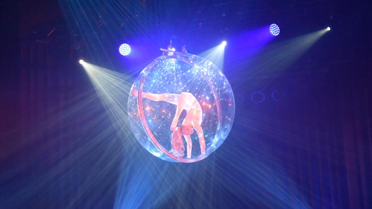 Eines der neuen Elemente auf der GOP Bühne war die Luftkugel, in der Akrobatin Svetlana Wottschel das Publikum begeisterte.