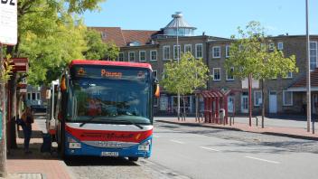 Warnstreik bei der Autokraft: Am ZOB in Schleswig fuhren am Freitag deutlich weniger Busse ab als gewöhnlich.