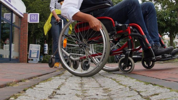 Ob wie hier an der Rathausstraße mit dem Rollstuhl, mit dem Rollator oder dem Kinderwagen: Menschen mit eingeschränkter Mobilität sind auf barrierefreie Zugänge angewiesen.