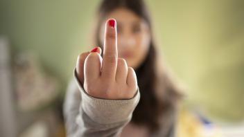 Thema: Maedchen zeigt den Mittelfinger aus Protest *** Theme girl shows middle finger in protest Copyright: xx