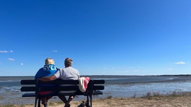 Bildergalerie vom Spätsommer auf Sylt Ein Urlauber-Paar am Freitag am Watt in Munkmarsch.