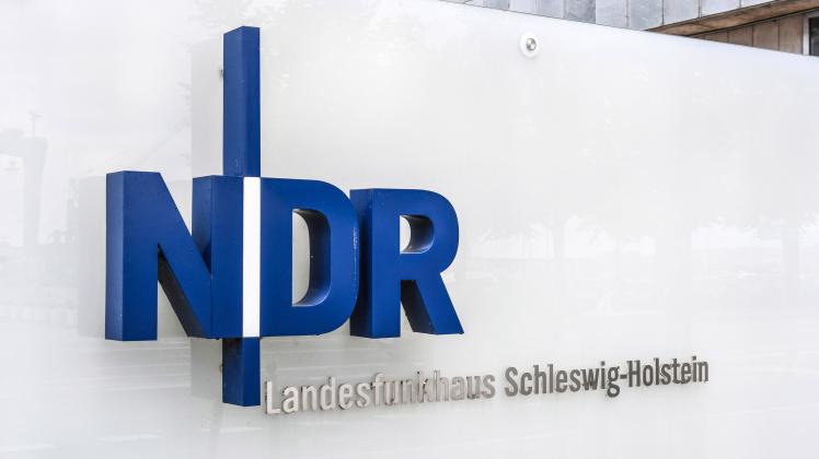 NDR Logo (Norddeutscher Rundfunk) in Grossbuchastaben an der Fassade des Landesfunkhauses in Kiel *** NDR logo Norddeuts