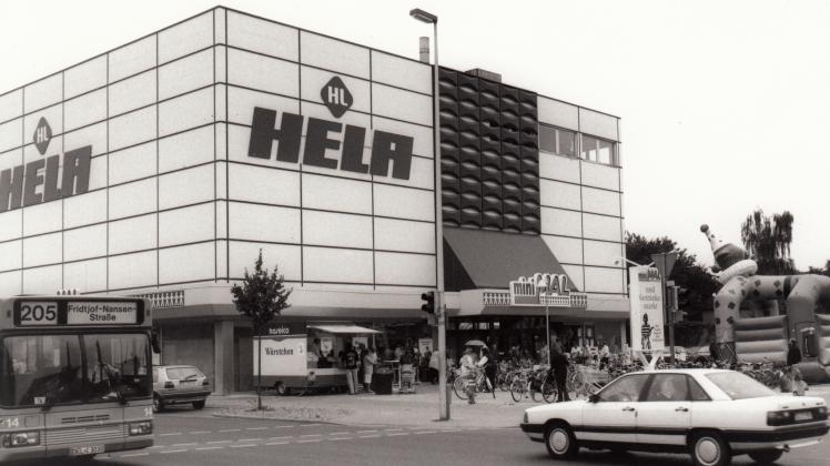 August 1994: Im Helmut-Lange-Haus wurde ein neuer Verbrauchermarkt eröffnet.