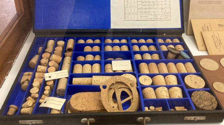 Im Museum Dermbach lässt der Musterkoffer eines Vertreters für Korkwaren die Blütezeit des Korkschneidens lebendig werden.