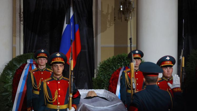 Honour guards stand next to the coffin of Mikhail Gorbachev, the last leader of the Soviet Union, during a memorial service at the Column Hall of the House of Unions in Moscow, on September 3, 2022. - Last Soviet leader Mikhail Gorbachev will be laid to rest Saturday in a Moscow ceremony, but without the fanfare of a state funeral and with the glaring absence of President Vladimir Putin. (Photo by Evgenia NOVOZHENINA / POOL / AFP)
