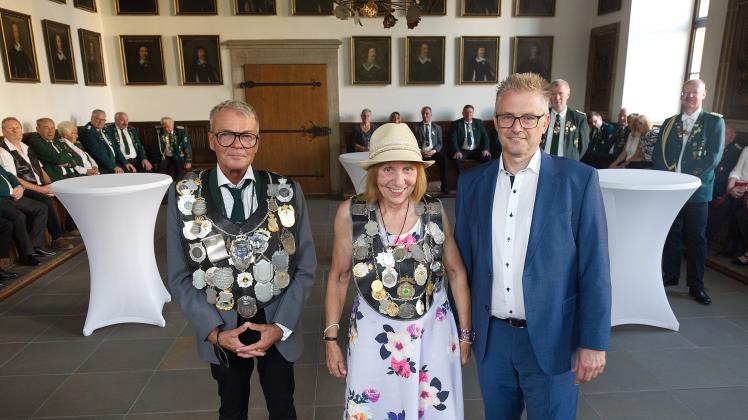Mit den amtierenden Majestäten Heinz Logies und Brigitte Respondeck starteten die Schützen des Schützenkreises Osnabrück am Freitag in ihr Schützenfest. Frank Henning überreichte den beiden im Friedenssaal die traditionellen Ketten.