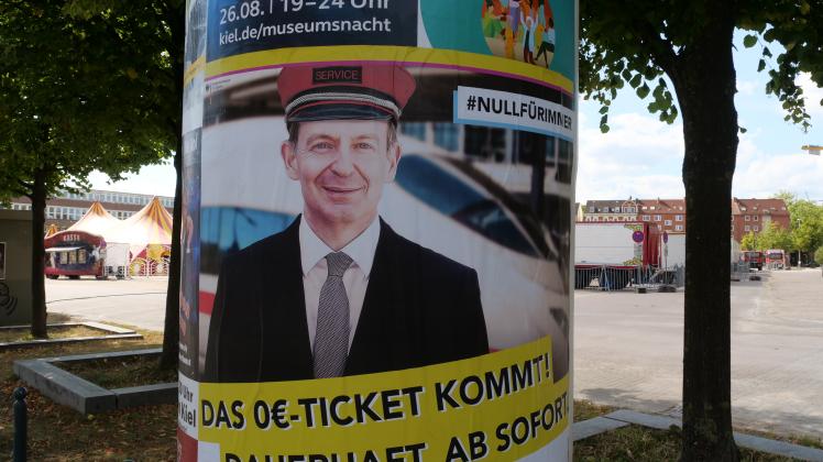Plakat an einer Litfaßsäule in Kiel: Die Plakate ähneln dem Design, das die Bundesregierung für ihre Kampagnen nutzt.