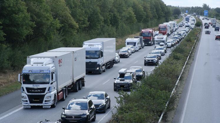 Fahrzeuge stauen sich am 3. September 2022 auf der Autobahn A7 in Fahrtrichtung Norden vor dem deutsch-dänischen Grenzübergang Ellund.