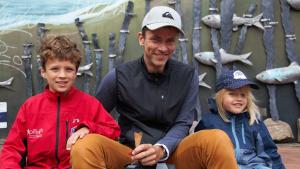 Falk Herzig wollte mit Sohn Lars (7) und Tochter Jule (5) eigentlich schwimmen. Dann landeten sie aber beim Kunst- und Kulturfest.