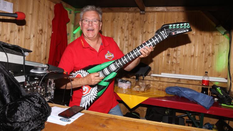 Hitsenator Sven  Glede von Hansesound hatte wie in den letzten 16 Jahren das Mischpult im Griff und legte auch einige Luftgitarren-Soli ein.