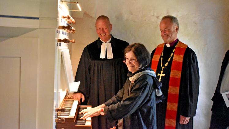 Der Klang ist unbeschreiblich, sagt Organistin Uta Wendorf. Auch Pastor Tom Ogilvie und Bischof Tilman Jeremias (r.) freuen sich über die neue Orgel und ihren besonderen Klang in der Pinnower Kirche. 