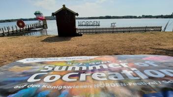 Ein Banner der smarten Grenzregion liegt am Strand der Schlei in Schleswig