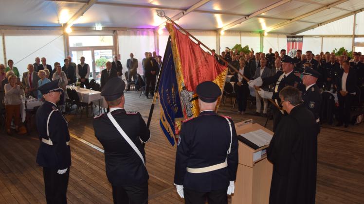 Mit einer Fahnen weihe wurde der Festkommerz aus Anlass des 150-jährigen Bestehens der Freiwilligen Feuerwehr Eckernförde im Festzelt mit rund 200 Besuchern gefeiert.