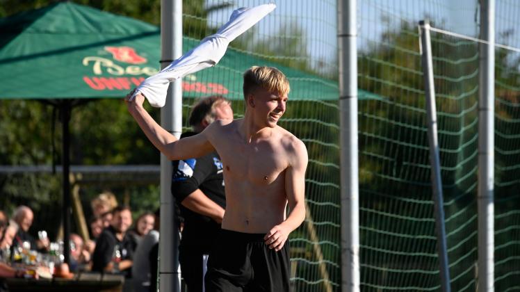 freude über das 2:0 durch (10) Jakob Ulf Henningsen, gab aber eine Gelbkarte für die Aktion  | FSG Ostseeküste - TSV Rot-Weiß Niebüll | 
2022-09-03
sieg fotografie -