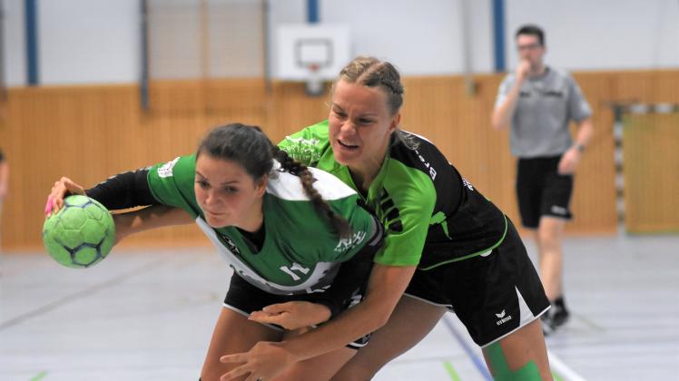 Alicia Ganske (HSG FONA, weiß-grün) gegen Lene Andresen (Bredstedter TSV)