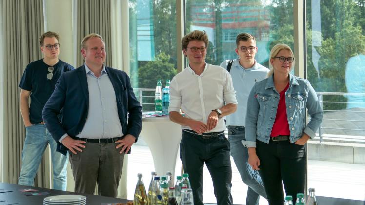 Sie lauschten den Ausführungen von SmartCityHouse-Geschäftsführer Jochen Thälker: Tilman Kuban MdB und die CDU-Landtagskandidaten Christian Koltermann und Verena Kämmerling.