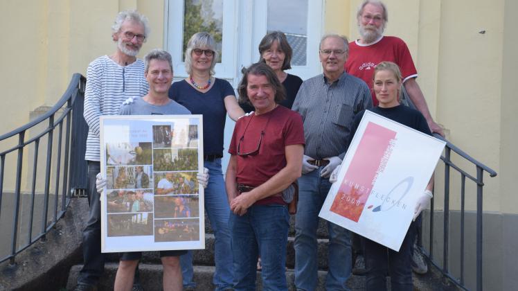 Fotograf Jens Sauerbrey (Mitte) bereitet mit seinem Team die Ausstellung im Caspar-von-Saldern-Haus vor.