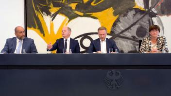 Omid Nouripour, Olaf Scholz, Christian Lindner und Saskia Esken bei einer Pressekonferenz zu den Ergebnissen der Koalit