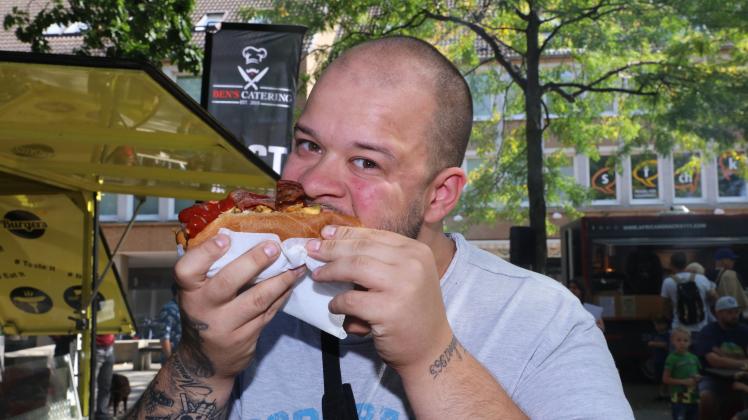 Aaron Jurkowlaniec war von seinem Hot Dog geschmacklich begeistert.