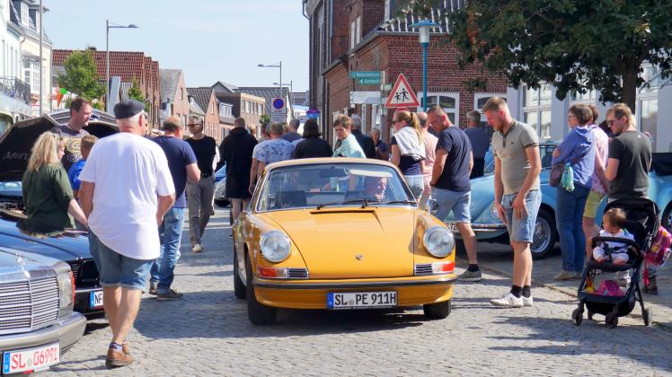 In Bredstedt fuhr am Wochenende auf, was alt war. Wie dieser Porsche.