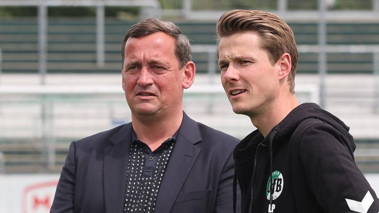 Sportvorstand Sebastian Harms im Gespraech mit Trainer Lukas Pfeiffer (beide VfB Luebeck) DFL REGULATIONS PROHIBIT ANY U