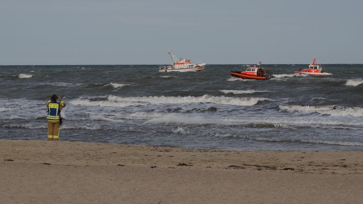 Einsatzkräfte von Feuerwehr, DLRG und der Seenotretter des DGzRS suchten stundenlang nach einem vermissten Schwimmer in der Ostsee