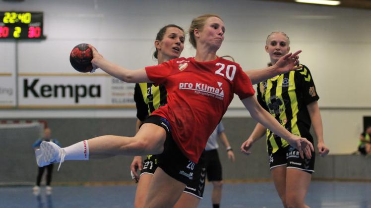 Melina Dahms (TSV Ellerbek, vorne) gegen Helena Thielmann (TSV Altenholz, hinten links) und Jill Sievert (TSV Altenholz, hinten rechts)