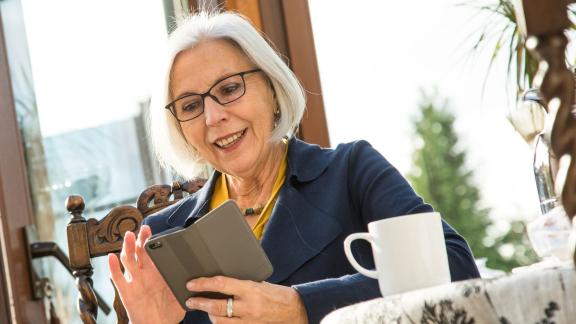 <p>ILLUSTRATION - Eine starke Fernbeziehung zwischen Enkeln und Großeltern besteht aus zwei Komponenten: gegenseitige Besuche und regelmäßiger Kontakt zwischendurch - zum Beispiel per Videocall. Foto: Christin Klose/dpa-tmn</p> Fernbeziehung zu den Enkeln