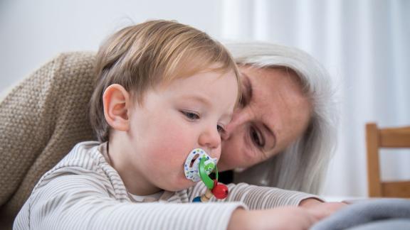 <p>ILLUSTRATION - Wenn sich Großeltern-Glück und Traurigkeit mischen: Wer seine Enkelkinder nur selten sehen kann, hat Angst, etwas zu verpassen. Foto: Christin Klose/dpa-tmn - ACHTUNG: Nur zur redaktionellen Verwendung im Zusammenhang mit dem genannten Text</p> Fernbeziehung zu den Enkeln