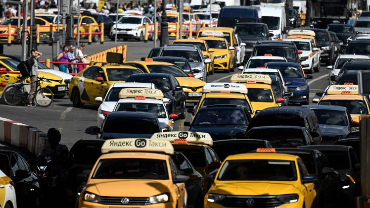 A traffic jam mostly of taxis and Yandex taxis is pictured during a sunny day in Moscow on August 11, 2022. (Photo by Kirill KUDRYAVTSEV / AFP)