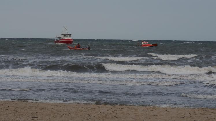 Einsatzkräfte von Feuerwehr, DLRG und der Seenotretter des DGzRS suchten am Sonntag stundenlang nach dem vermissten Schwimmer in der Ostsee.