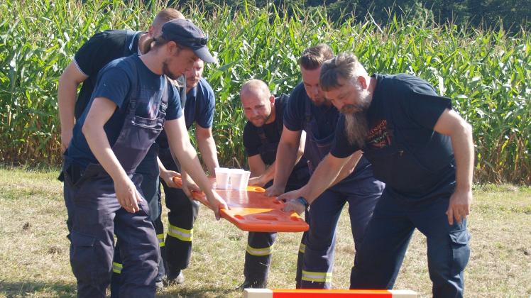 Wassertransport mit der Rettungstrage: Die Feuerwehrleute aus Bargfeld bei der Übung, die sich die Bünzer ausgedacht hatten.