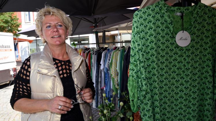 Marktserie
Manulea Thies aus Wiemersodrf an ihrem Stand mit Damenoberbekleidung
Barmstedt, Marktplatz, 25.8.2022