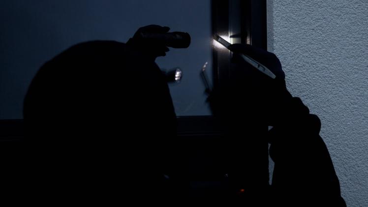 Bamberg, Deutschland 02. Februar 2021: Gestellte Szene, eine Einbrecher versucht mit einem Brecheisen, ein Fenster aufzu