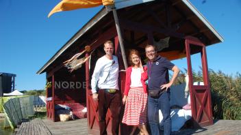 Sind zufrieden mit dem bisherigen Verlauf des Norden-Festivals 2022: Die Organisatoren  Marno Happ (l.) und Manfred Pakusius mit der neuen Pressesprecherin Andrea Wohlers.