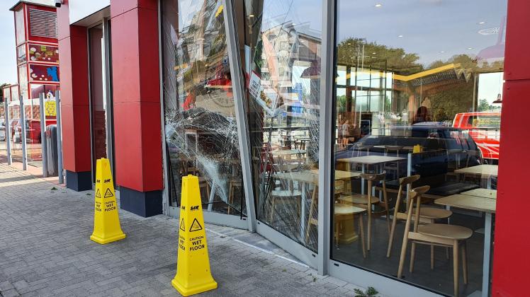 Auto fährt in Fensterfront von Schnellrestaurant KFC in Stuhr