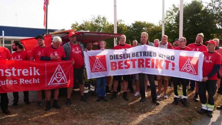 Husumer Mitarbeiter von Vestas streiken für einen Tarifvertrag.