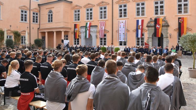 Gut 140 Sportler aus sechs Bundesländern begrüßte die Ministerin Sabine Sütterlin-Waack feierlich  im Eutiner Schloss vor Vertretern von Polizei sowie den Gastgebern Eutin und Malente.