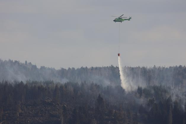 Der Brand am Brocken wird mit einem Hubschrauber bekämpft. 
