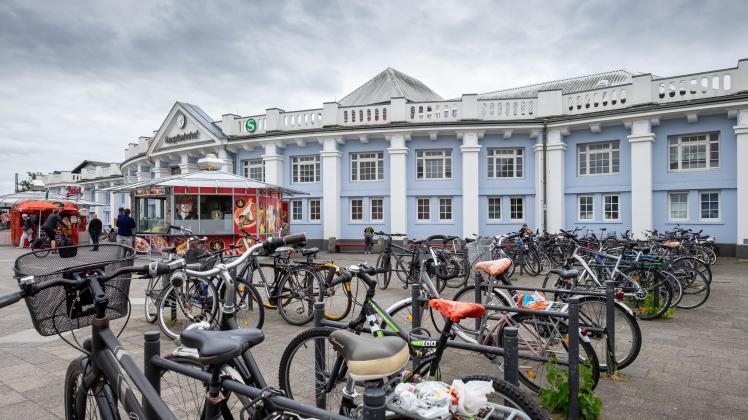 (Fahrräder, Fahrradständer vor dem…)
Rostocker Hauptbahnhof 
Nordseite
Rosa-Luxemburg-Straße
Konrad-Adenauer-Platz
Foto: Georg Scharnweber