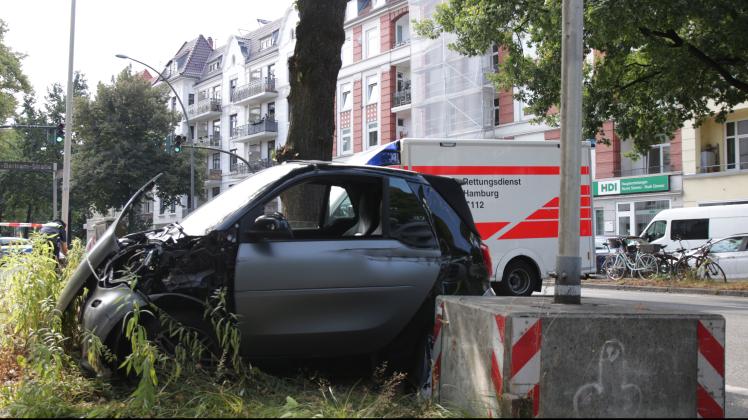 Der Smart wurde bei dem Unfall schwer beschädigt, die Fahrerin ist verletzt.