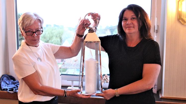 Am Abend gab es Geschenke: Elke Göttsche (links) übergibt eine Laterne für das Rathaus an Renata Bednarczyk.