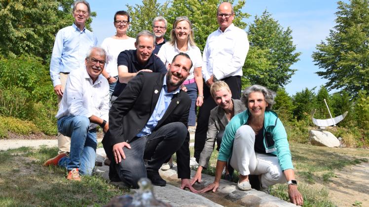 Die Rotary Clubs Eckernförde und Dänischer Wohld sowie die Clemens Witt-Stiftung aus Kiel ermöglichten mit ihrer Spende von 15.000 Euro die Errichtung eines kleinen fließenden Baches im Hospiz im Wohld.